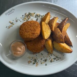 FISCHFRIKADELLE MIT BRATKARTOFFELN UND COCKTAILSAUCE (A,B,C,D,F,G,I,J)