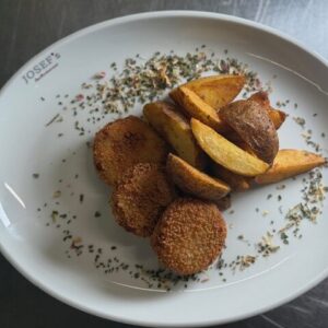 GEMÜSE LAIBCHEN MIT BRATKARTOFFELN (A,C,G)