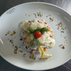 GOLDMAKRELENFILET MIT GEMÜSEREIS UND WEIßWEINSAUCE (D,G)