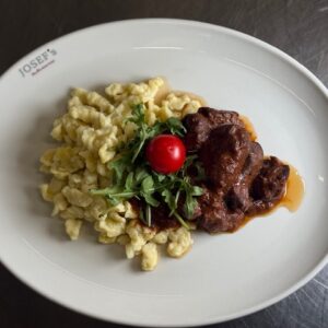 HIRSCHGULASCH MIT SPÄTZLE (A,C,G)