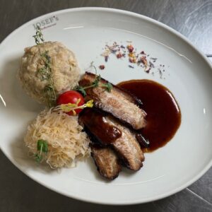 SCHWEINEKRUSTENBRATEN MIT SAUERKRAUT UND SEMMELKNÖDEL (A,C,G)