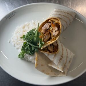 TORTILLA-WRAP GEFÜLLT MIT HÜHNERSTREIFEN UND GEMÜSE MIT REIS (A,F)