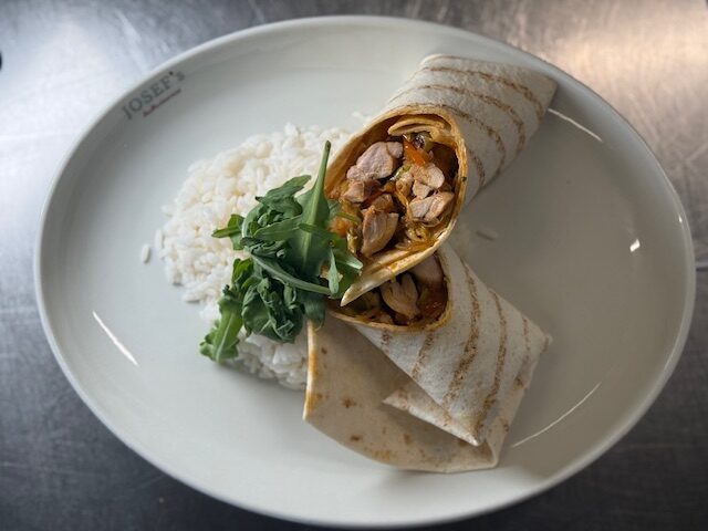 TORTILLA-WRAP GEFÜLLT MIT HÜHNERSTREIFEN UND GEMÜSE MIT REIS (A,F)