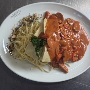 VEGETARISCHES STROGANOFF MIT BANDNUDELN (A,C,G,F)