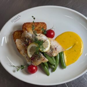 VICTORIABARSCH MIT RÖSTI, ZUCKERSCHOTEN UND SAFRANSAUCE (D,G)