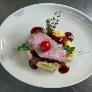 SAUERKRAUT-KARTOFFELSTAMPF MIT CASSELER RIPPCHEN (G)