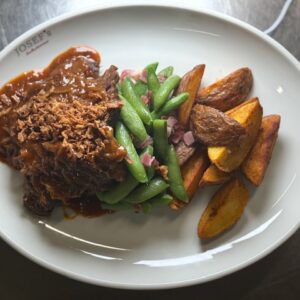 ZWIEBELRÖSTBRATEN (GEDÜNSTET) MIT SPECKBOHNEN UND BRATKARTOFFELN (A)