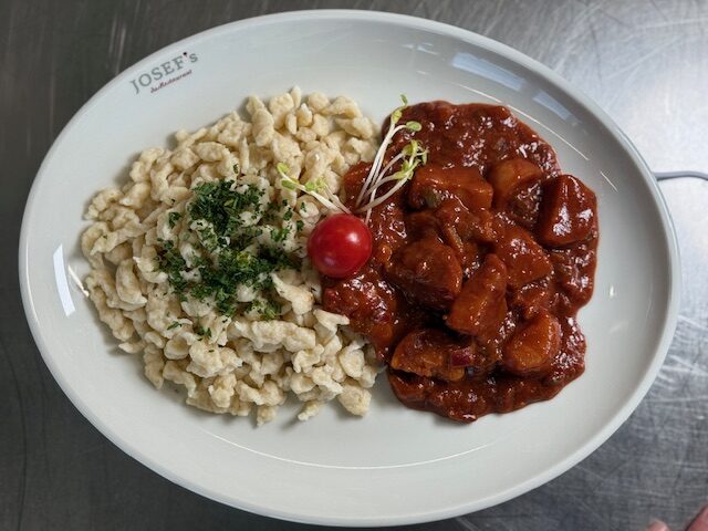 KARTOFFELGULASCH MIT SPÄTZLE (A,C,G)