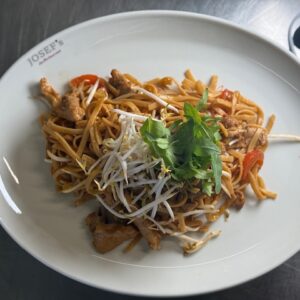 WOK-NUDELN MIT HÄHNCHEN UND GEMÜSE (A,C,F)