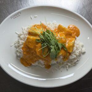 DIM SUM GEFÜLLT MIT TOFU IN THAI-CURRY-SAUCE MIT REIS (A,C,F,G)