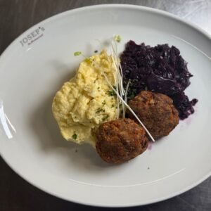 FASCHIERTE LAIBCHEN MIT KARTOFFELPÜREE UND BLAUKRAUT (A,F,G)