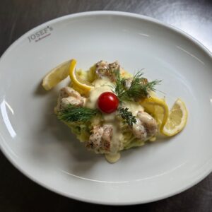 GARNELEN IN KNOBLAUCHSAUCE MIT KARTOFFELSTAMPF UND LAUCH (B,G)