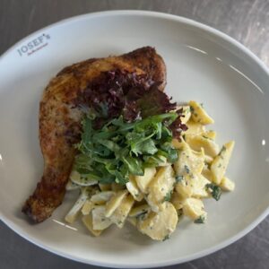 HÜHNERKEULEN MIT KARTOFFELSALAT (F,J)