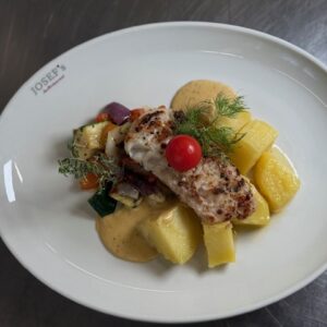 KABELJAU-LOIN MIT SALZKARTOFFELN, BUNTEM GEMÜSE UND SENF-SAHNESAUCE (D,G,J)