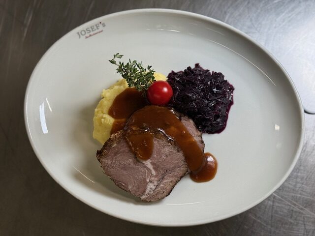 KALBROLLBRATEN IN EIGENER SAUCE MIT KARTOFFELSTAMPF UND ROTKRAUT (A,G,I)