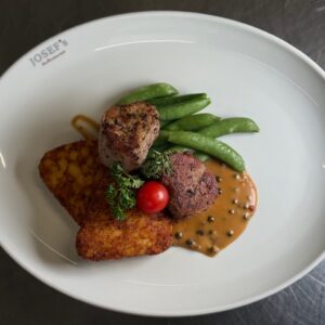 SCHWEINE FILET MIT RÖSTI, PFEFFERSAUCE UND BOHNEN (A,G)