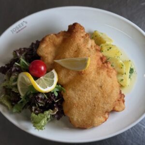 SCHNITZEL WIENER ART VOM SCHWEIN MIT PETERSILIENKARTOFFELN UND BLATTSALAT (A,C,G)