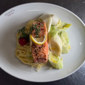 WILDLACHSFILET MIT CREMIGEM LAUCH UND BANDNUDELN (A,C,D,G)